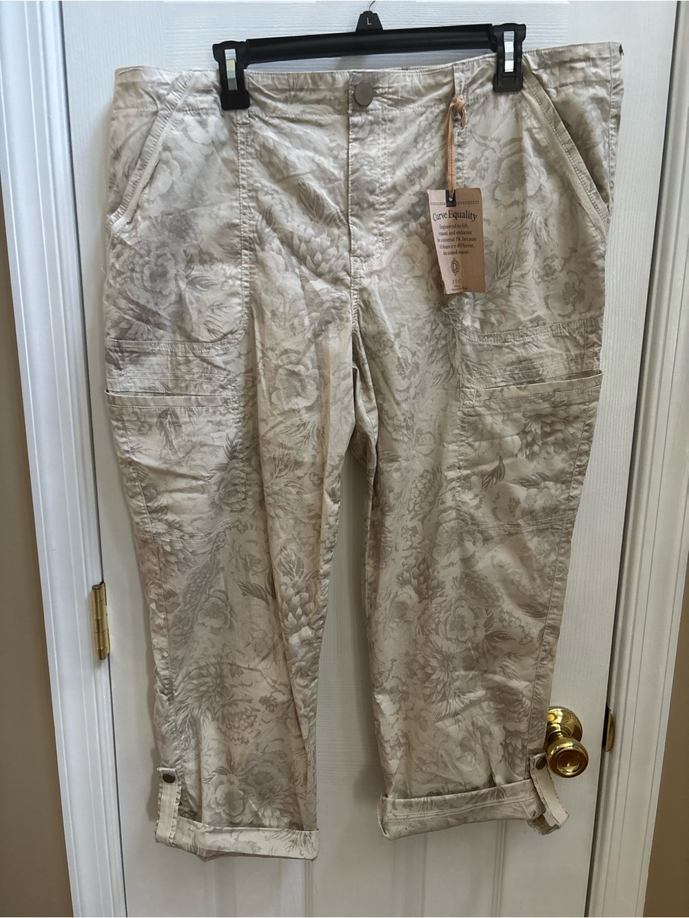 Democracy "Flex"-ellent Cream & Gray Floral Cropped Cargo Capris, Size 16, NWT